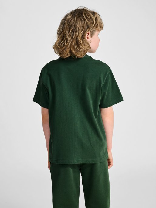 hmlCLEAN T-SHIRT S/S, DARK GREEN, model