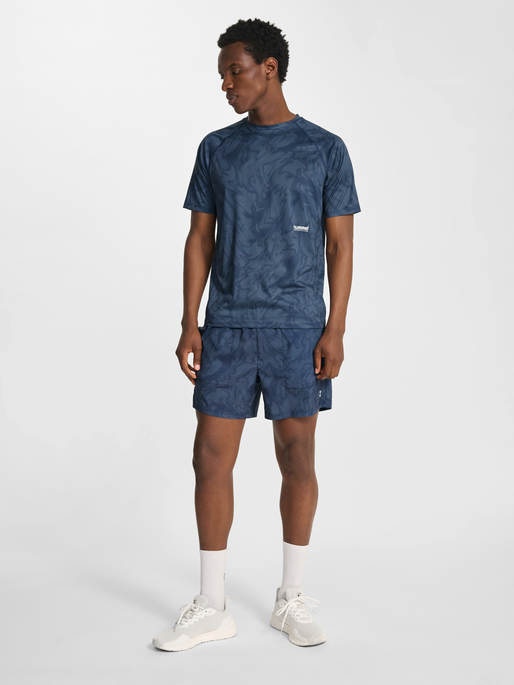 hmlPULSE AOP WORKOUT T-SHIRT S/S, BLUE MIRAGE/DRESS BLUE, model