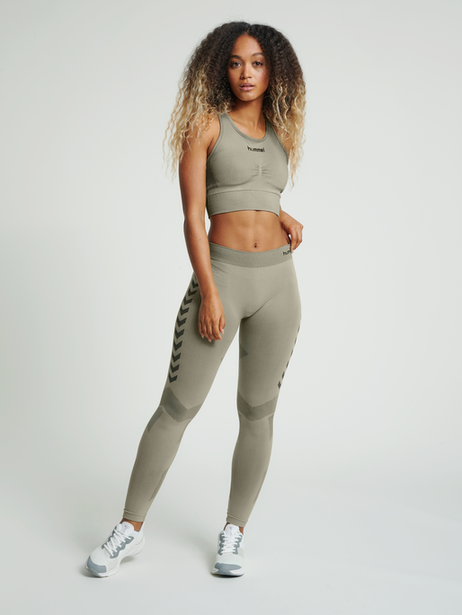 HUMMEL FIRST SEAMLESS BRA WOMEN, LONDON FOG, model
