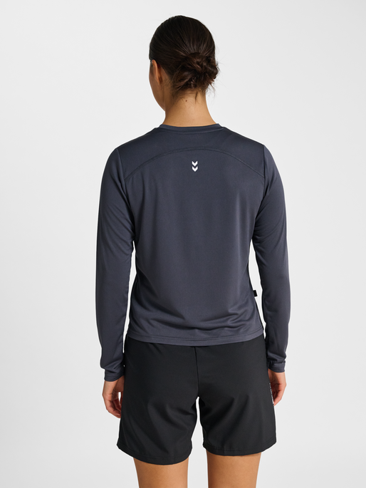 hmlPULSE WORKOUT W T-SHIRT L/S, EBONY, model