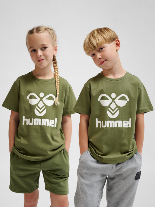 hmlTRES T-SHIRT S/S, OLIVINE, model