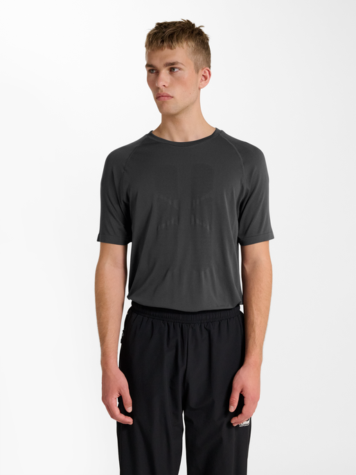 hmlHIIT SEAMLESS T-SHIRT S/S, EBONY, model