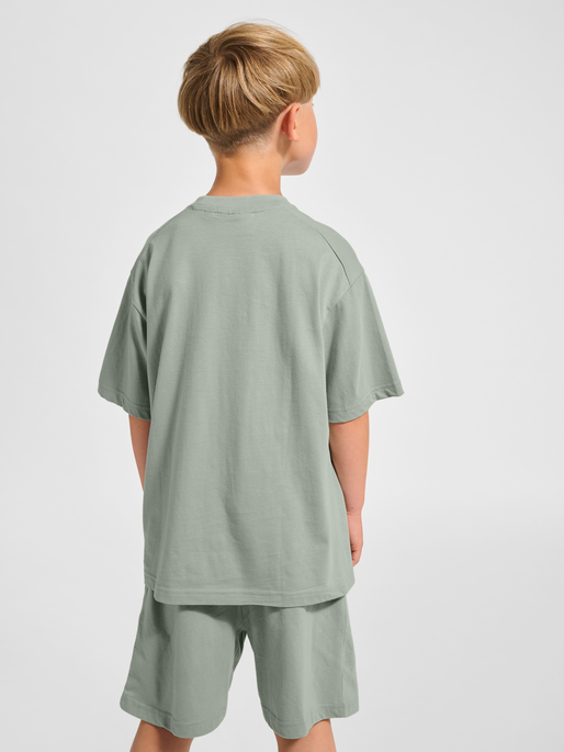 hmlJR LOOSE T-SHIRT S/S HS GRAPHIC, ICEBERG GREEN, model