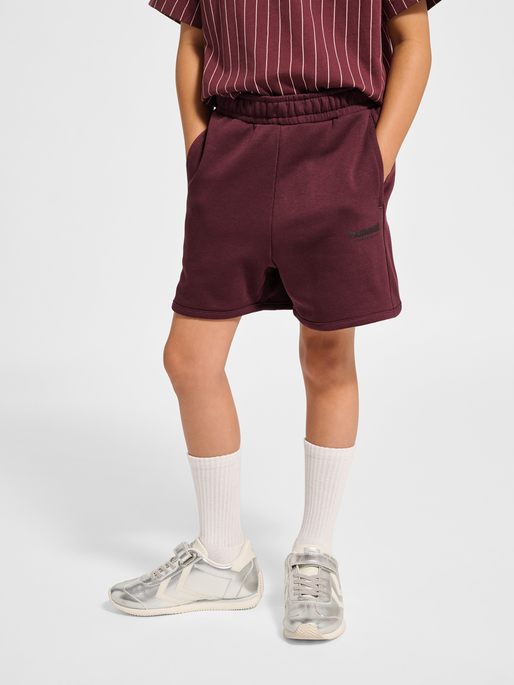hmlJR LOOSE UNI SHORTS, VINEYARD WINE, model