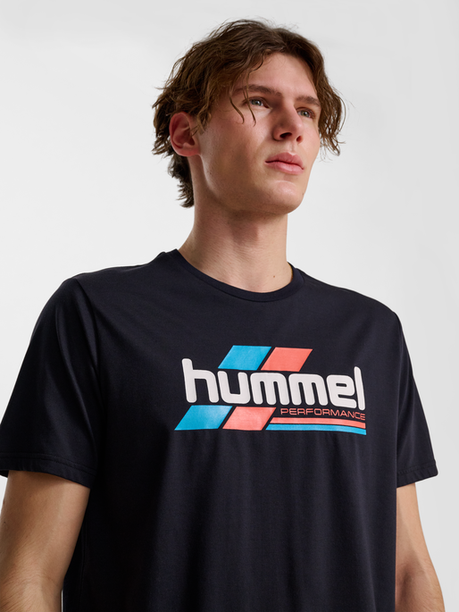 hmlPULSE GRAPHIC T-SHIRT S/S, BLACK/WHITE, model