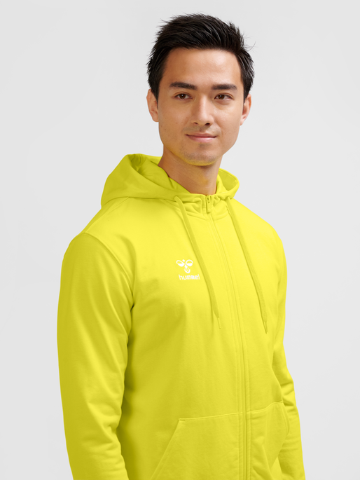 hmlGO 2.0 ZIP HOODIE, BLAZING YELLOW, model