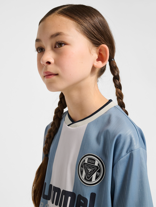 hmlJR LOOSE BALL  JERSEY S/S, FADED DENIM, model