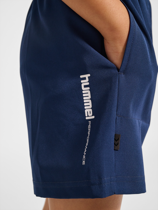 hmlJR PULSE WORKOUT SHORTS, DRESS BLUES, model