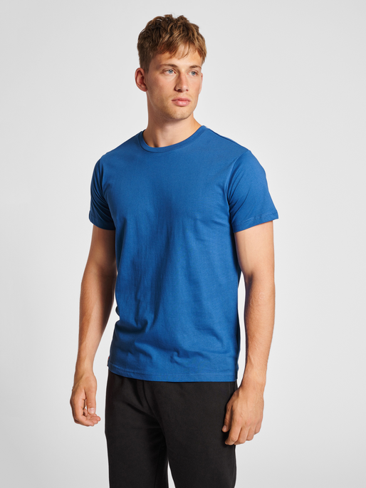 hmlRED BASIC T-SHIRT S/S, TRUE BLUE, model