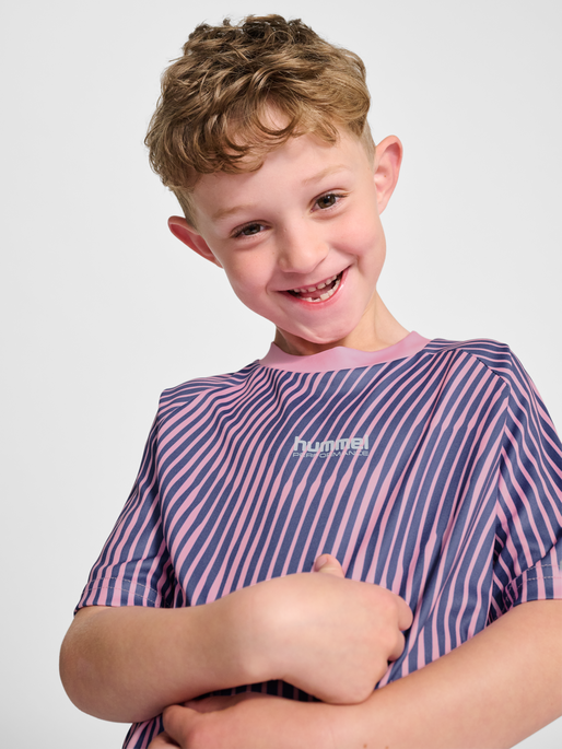 hmlJR GOAL AOP T-SHIRT S/S, PINK-A-BOO, model