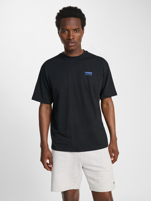 hmlLOOSE T-SHIRT S/S HSW FOOTBALL, BLACK, model