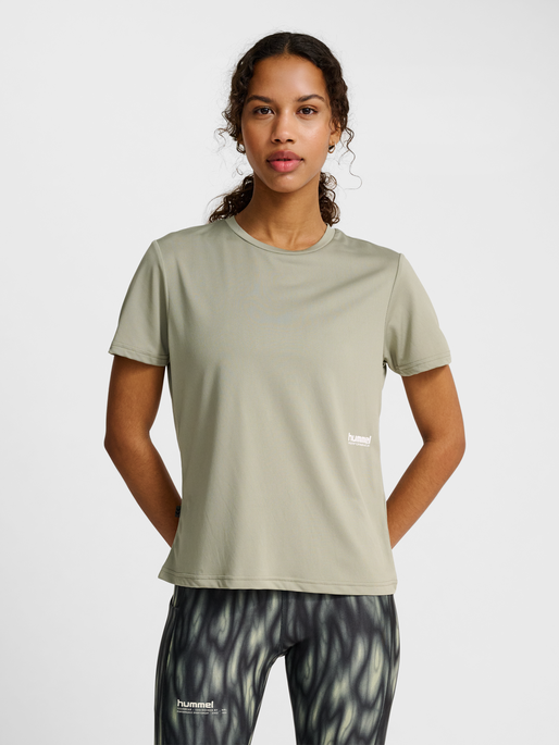 hmlPULSE WORKOUT W T-SHIRT S/S, SEAGRASS, model