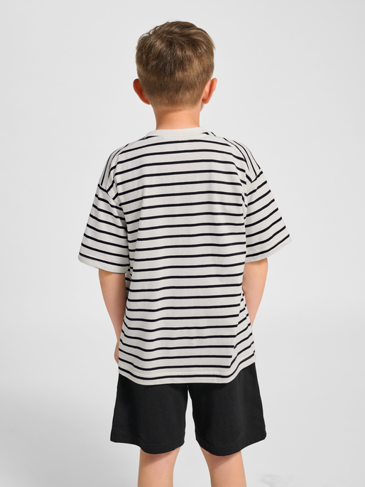 hmlJR LOOSE STRIPED T-SHIRT S/S BEE, TOFU, model