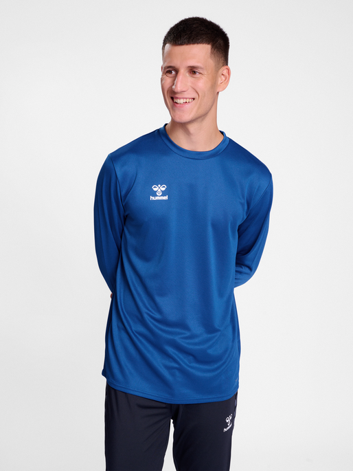 hmlESSENTIAL SWEATSHIRT, TRUE BLUE, model