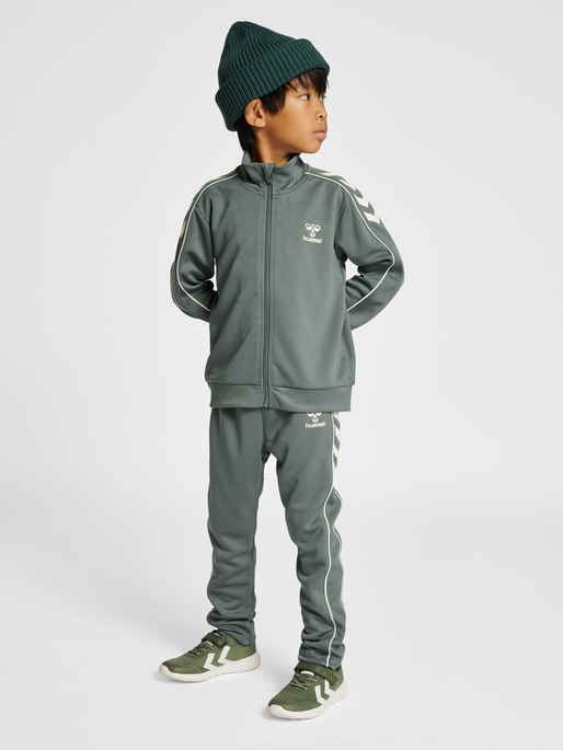 hmlTRACK TRACKSUIT, LAUREL WREATH, model