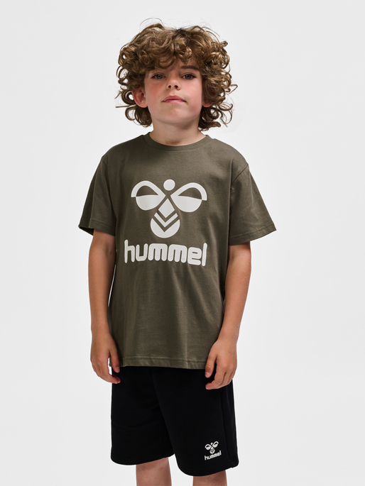 hmlTRES T-SHIRT S/S, DUSTY OLIVE, model