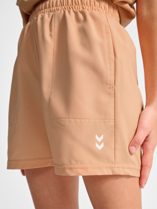 hmlJR PULSE WORKOUT SHORTS, PEACH BLOOM, model