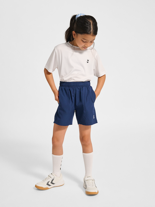 hmlJR PULSE WORKOUT SHORTS, DRESS BLUES, model