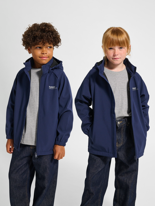 hmlJR LOOSE SOFTSHELL JACKET, BLACK IRIS, model