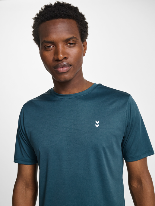 hmlPULSE TRAINING  T-SHIRT S/S, STARGAZER, model