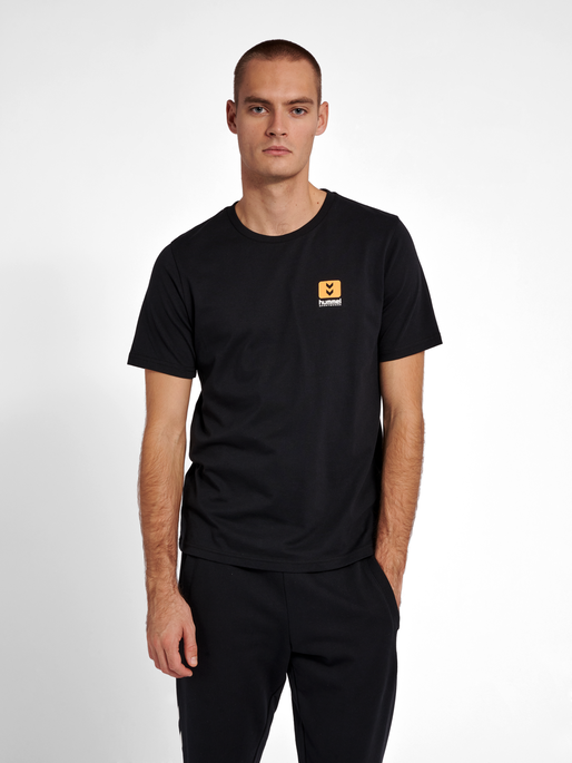 hmlLGC LIAM T-SHIRT, 2001, model