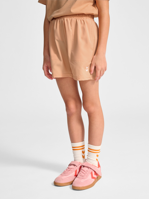 hmlJR PULSE WORKOUT SHORTS, PEACH BLOOM, model