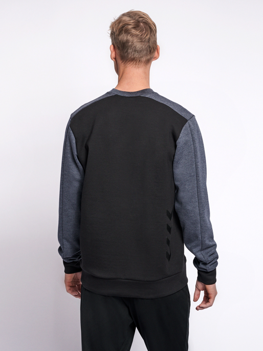 hmlTROPPER SWEATSHIRT, BLACK IRIS MELANGE, model