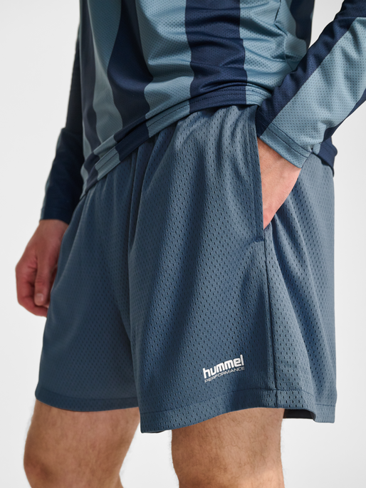 hmlPULSE MESH SHORTS, BLUE MIRAGE, model