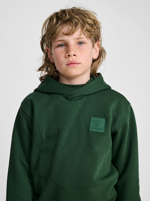 hmlCLEAN HOODIE, DARK GREEN, model