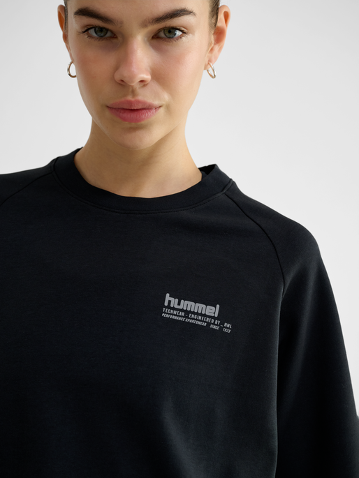 hmlTECH LOOSE T-SHIRT, BLACK, model