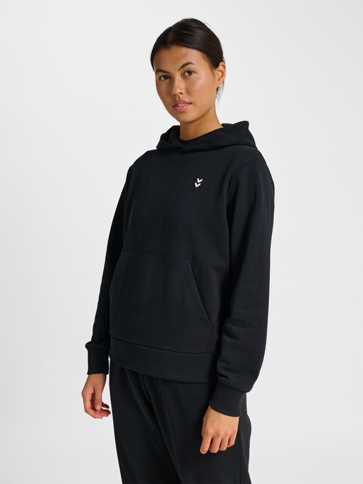 hmlPULSE W SWEAT HOODIE, BLACK, model