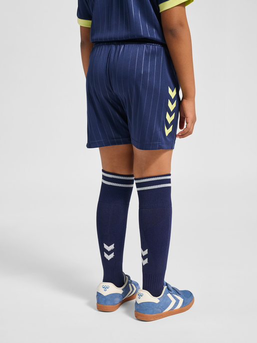 hmlJR GOAL STRIPE SHORTS, DRESS BLUES, model