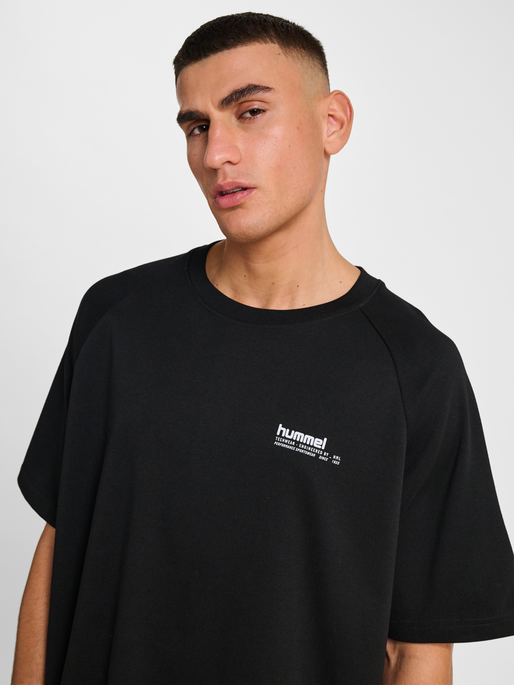 hmlTECH LOOSE T-SHIRT, BLACK, model