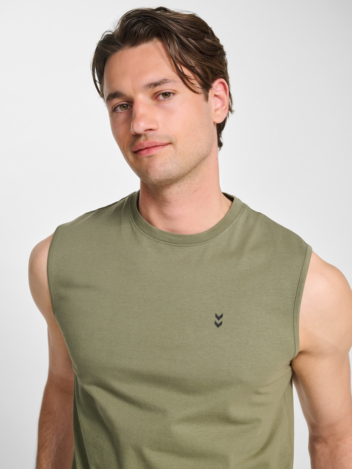 hmlHIIT MUSCLE TANK TOP, DEEP LICHEN GREEN, model
