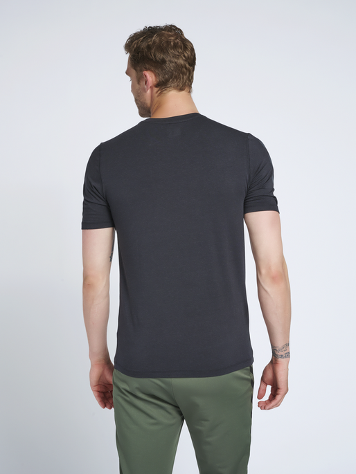 hmlMACE T-SHIRT, 2001, model