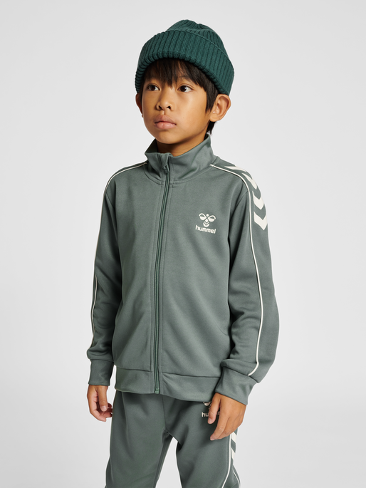 hmlTRACK TRACKSUIT, LAUREL WREATH, model