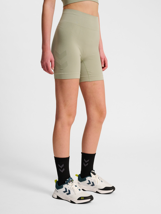 hmlHIIT SEAMLESS SHORT TIGHTS, SEAGRASS, model