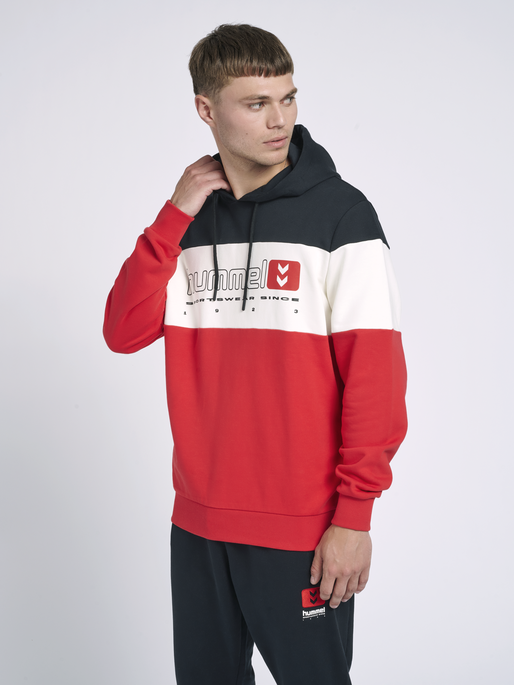hmlLGC MUSA HOODIE, TRUE RED, model