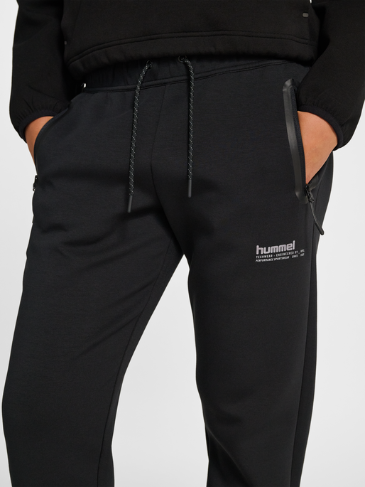 hmlTECH FLEECE W PANTS, BLACK, model