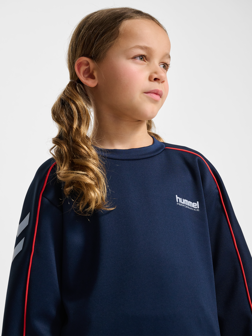 hmlJR INTERLOCK CREWNECK, DRESS BLUES, model
