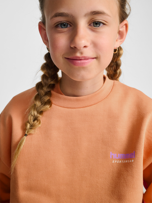 hmlJR OVERSIZED CREW SPORTSWEAR, PEACH BLOOM, model