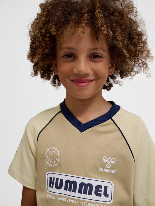 hmlROLF T-SHIRT S/S, CORNSTALK, model