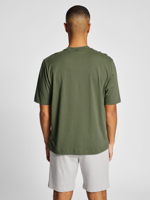 hmlLGC CHARLES T-SHIRT, FOUR LEAF CLOVER, model