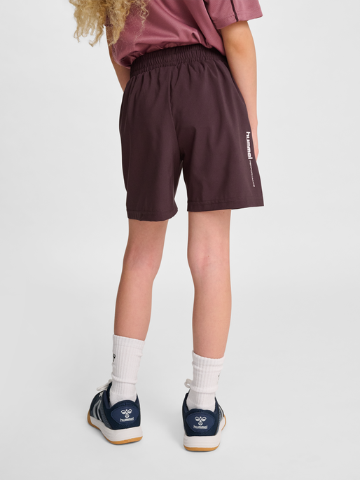 hmlJR PULSE WORKOUT SHORTS, FUDGE, model