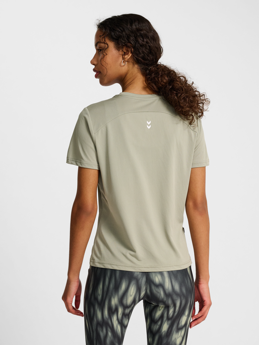 hmlPULSE WORKOUT W T-SHIRT S/S, SEAGRASS, model