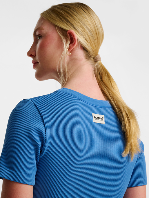 hmlPULSE SEAMLESS RIB W T-SHIRT S/S, RIVERSIDE, model