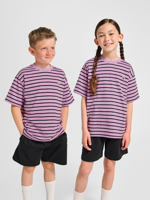 hmlJR LOOSE STRIPED T-SHIRT S/S BEE, SMOKY GRAPE, model