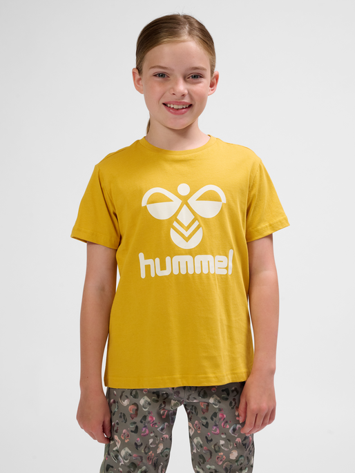 hmlTRES T-SHIRT S/S, GOLDEN SPICE, model