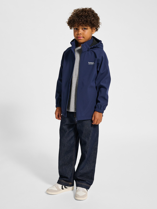 hmlJR LOOSE SOFTSHELL JACKET, BLACK IRIS, model