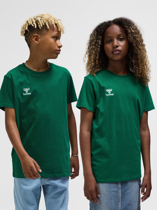 hmlGO 2.0 T-SHIRT S/S KIDS, EVERGREEN, model